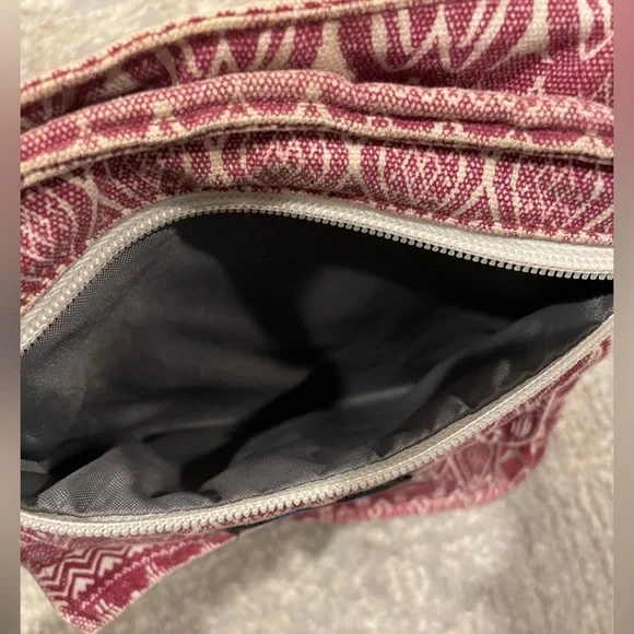 Kavu Crossbody Bag Purse Adjustable Strap Pink & White - Picture 3 of 9